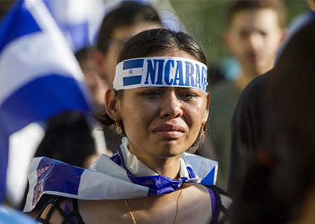 Mujer protesta contra la matanza comunista en Nicaragua