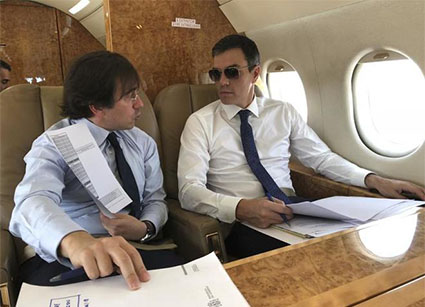 Pedro Sánchez en el avión presidencial con gafas de sol