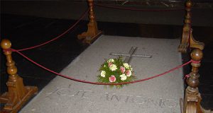 Tumba de José Antonio Primo de Rivera en el Valle de los Caídos