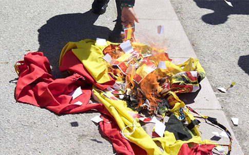 Bandera de España quemada por separatistas catalanes tras la agresión a un mujer