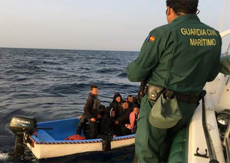 Guardia Civil e inmigrantes en costas españolas