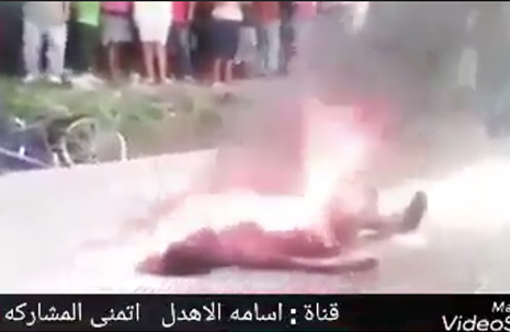 Musulmanes queman a una mujer cristiana por llevar pantalones cortos