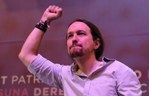 Pablo Iglesias en un acto político con los comunistas de Podemos con el puño cerrado