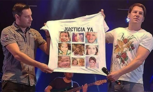 Andy & Lucas en el concierto camiseta niños asesinados