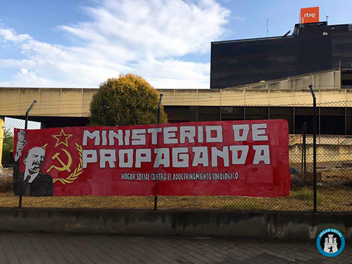 Pancarta de Hogar Social Madrid en la sede RTVE