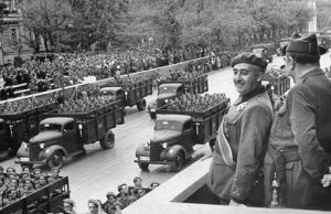 Francisco Franco en el desfile militar de la victoria