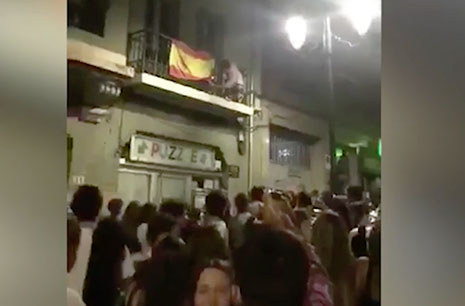 Jóvenes queman una bandera de España en Oviedo