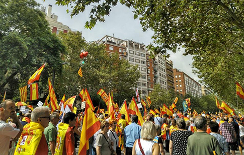 Manifestación patriota en Barcelona para exigir elecciones al socialista Pedro Sánchez