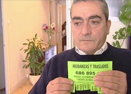 Hombre multado por el Ayuntamiento de Barcelona de Ada Colau por buscar trabajo en la calle