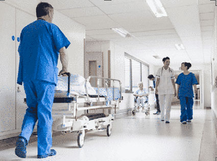 Celadores, enfermeros y médicos trabajando en el hospital