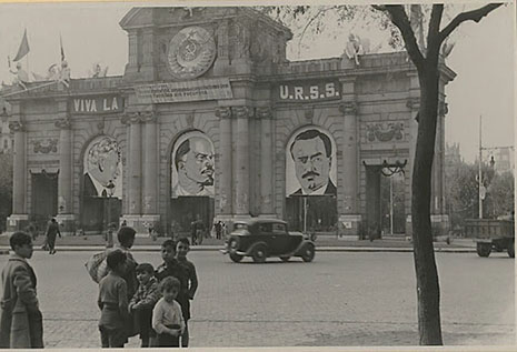 Puerta de Alcalá de Madrid con símbolos comunistas