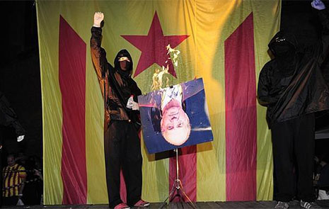 separatistas queman una imagen del Rey Juan Carlos junto a una bandera estelada