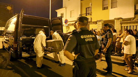 La Guardia Civil con el cuerpo de un hombre asesinado por su mujer