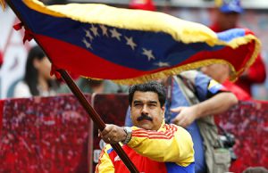Nicolás Maduro en una acto con una bandera de Venezuela