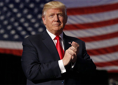 Donald Trump junto a la bandera de Estados Unidos