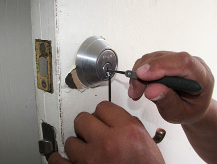 Cerrajero arreglando una puerta