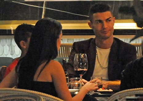 Cristiano Ronaldo con Georgina en un restaurante de Londres