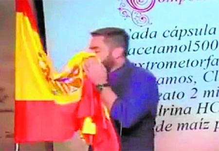 Dani Mateo sonándose los mocos con la bandera de España