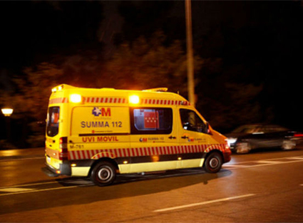 Ambulancia que traslada a una joven apuñalada por la ex de su novio