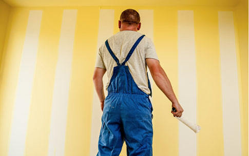 Pintor pintando una pared en el mantenimiento del hogar