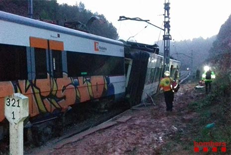 Tren descarrilado de cercanías en Barcelona