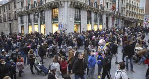 Gente paseando por las calles de Madrid