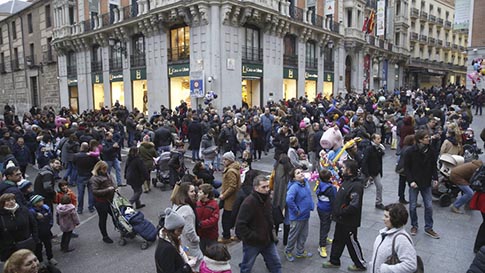 Gente paseando por las calles de Madrid