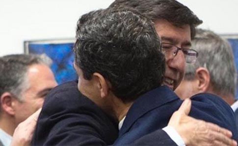 Abrazo en Juan Marin de Ciudadanos y Juan Manuel Moreno del Partido Popular