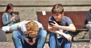 Jóvenes con el móvil