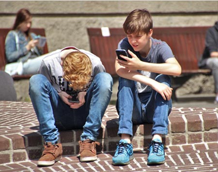 Jóvenes con el móvil