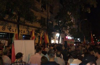 Concentración ADÑ en la sede del PSOE contra la profanación del Valle de los Caídos