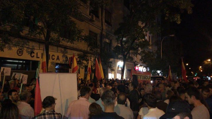 Concentración ADÑ en la sede del PSOE contra la profanación del Valle de los Caídos
