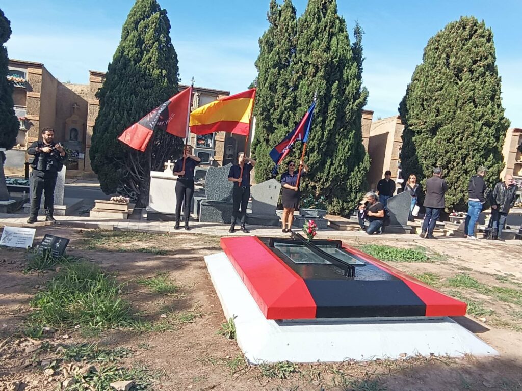 La Falange en la tumba de José Antonio Primo de Rivera en Alicante
