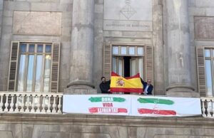 Desplegada bandera de España ayuntamiento de Barcelona
