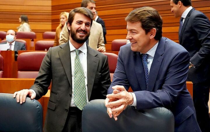 Garcia Gallardo y Mañueco en el parlamento de Castilla y León