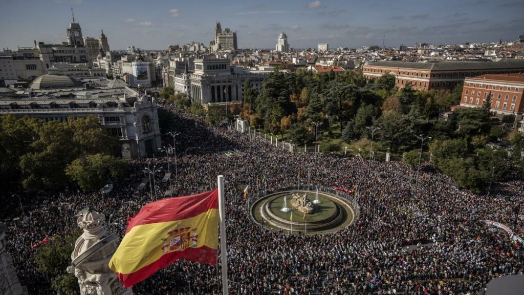 Miles de personas se manifiestan contra Pedro Sánchez