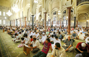 Musulmanes en la mezquita de Madrid. El Gobierno fomenta el islamismo con ayudas fiscales en España