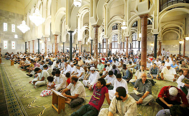 Musulmanes en la mezquita de Madrid. El Gobierno fomenta el islamismo con ayudas fiscales en España