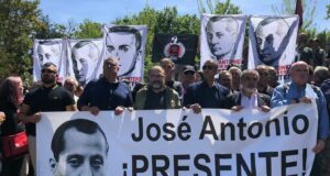 Norberto Pico y Manuel Andrino en el cementerio de San Isidro en Madrid para recibir los restos mortales de José Antonio Primo de Rivera