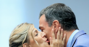 Yolanda Díaz y Pedro Sánchez y su beso. La izquierda pierde votos en España