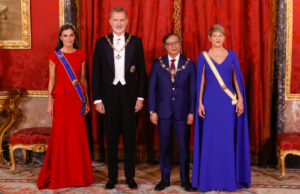 Gustavo Petro en el Palacio Real de Madrid con los reyes de España