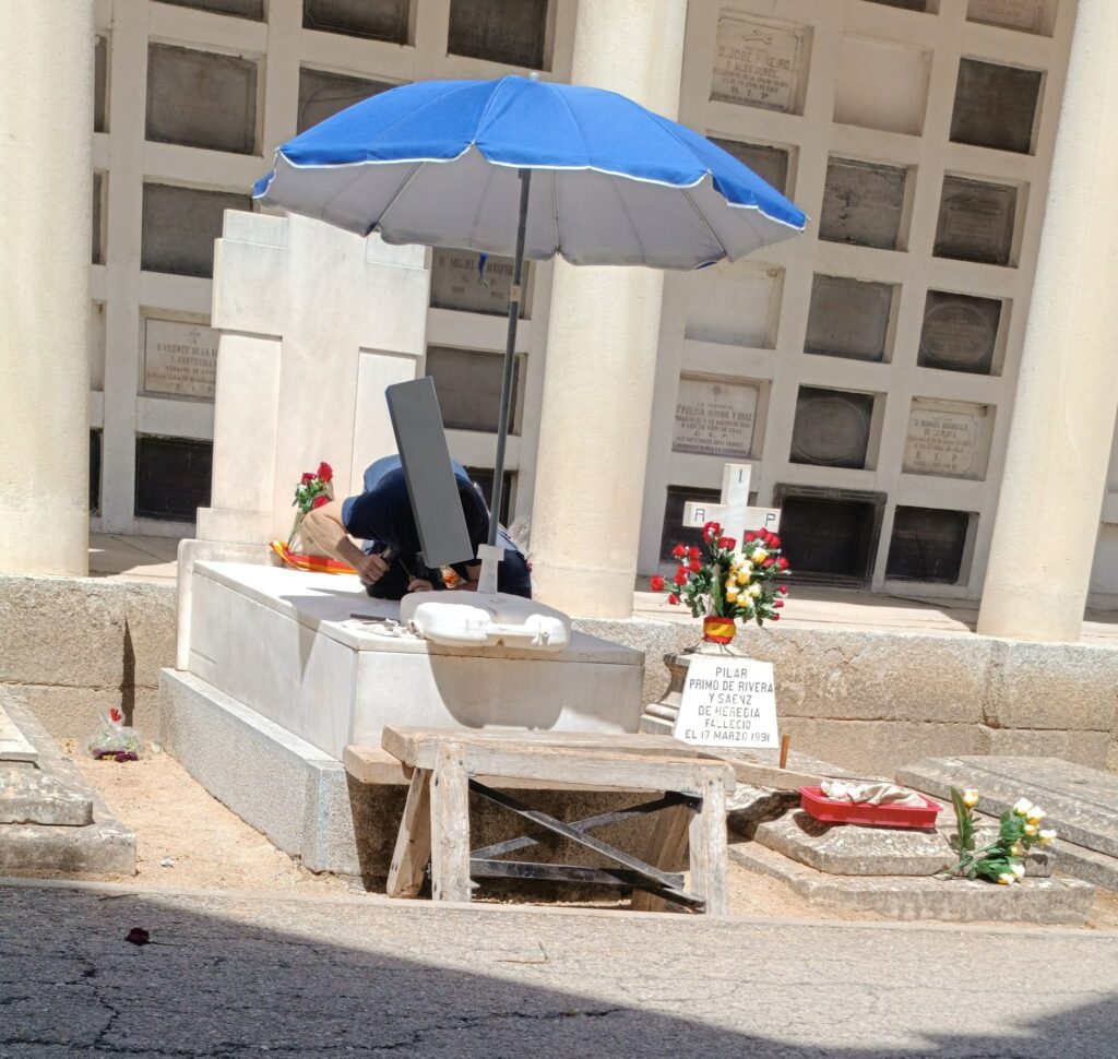 Esculpiendo el nombre de José Antonio Primo de Rivera en su tumba