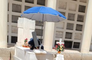 Esculpiendo el nombre de José Antonio Primo de Rivera en su tumba