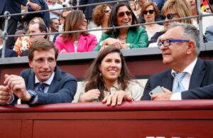 Alcalde de Madrid Almeida con su novia Borbón en los toros