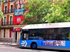 El autobús falangista de José Antonio Primo de Rivera que recorre las calles de Madrid en la calle Ferraz sede del PSOE