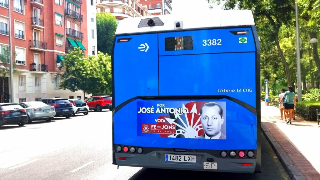 El autobús falangista de José Antonio Primo de Rivera que recorre las calles de Madrid en la calle Ferraz sede del PSOE