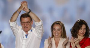 Feijóo pide reunirse con su amigo Pedro Sánchez. Feijóo en el balcón de Génova noche electoral