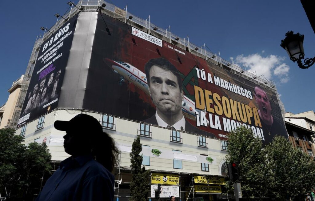 Lona de Desokupa contra Pedro Sánchez y los políticos corruptos en Madrid