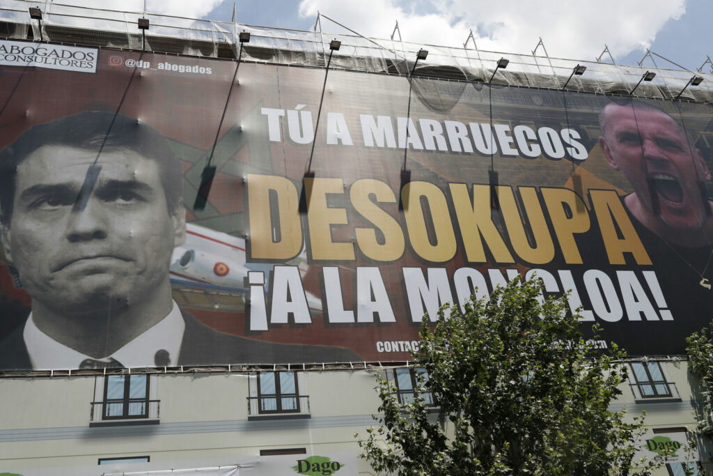 Desokupa envía a Pedro Sánchez a Marruecos en una lona desplegada en Madrid en las elecciones generales
