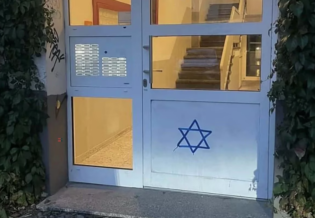 Marcan cientos de casas de los judíos con la estrella de David